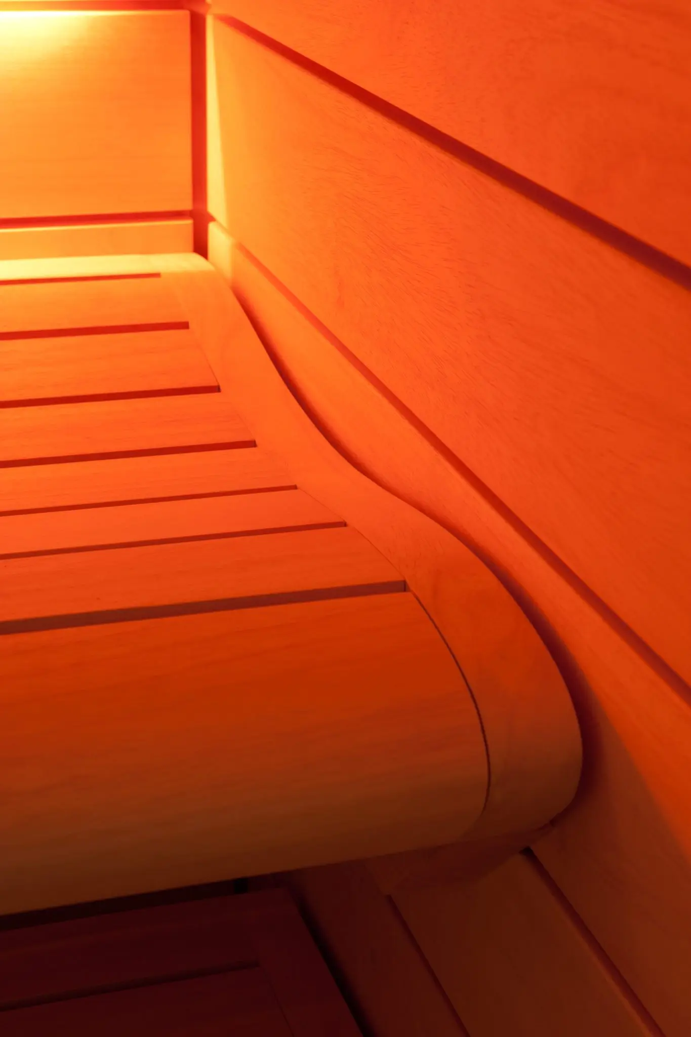 Detal profilowanej ławki w saunie